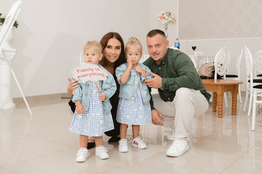Familia și nașii — Demeter Studios