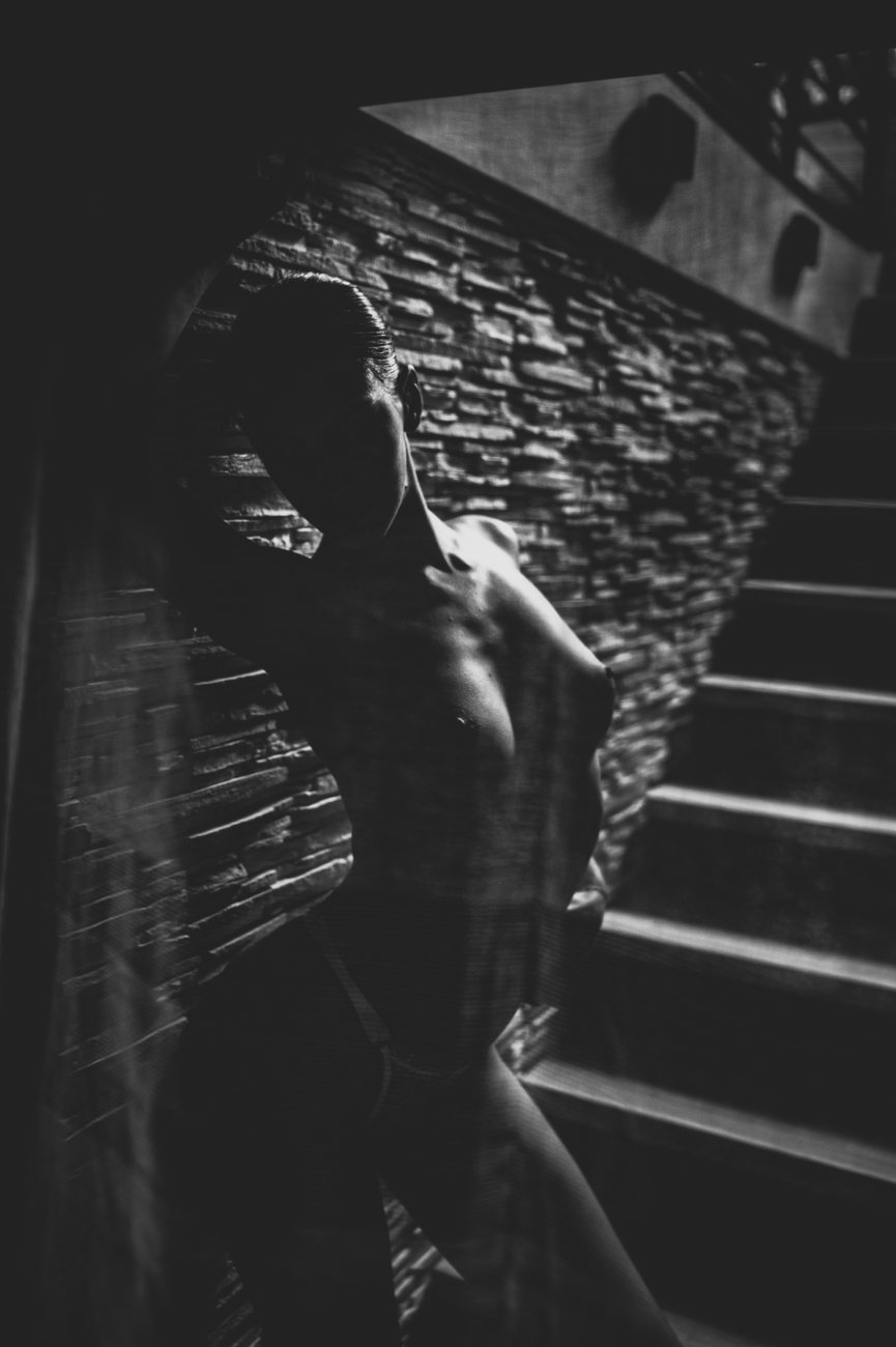 Studiu fine-art alb-negru, nud artistic — eleganță și emoție — Demeter Studios