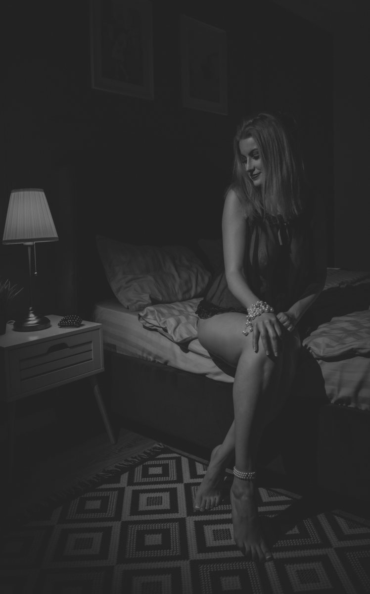 Moment boudoir cald și intim, alb-negru — Demeter Studios