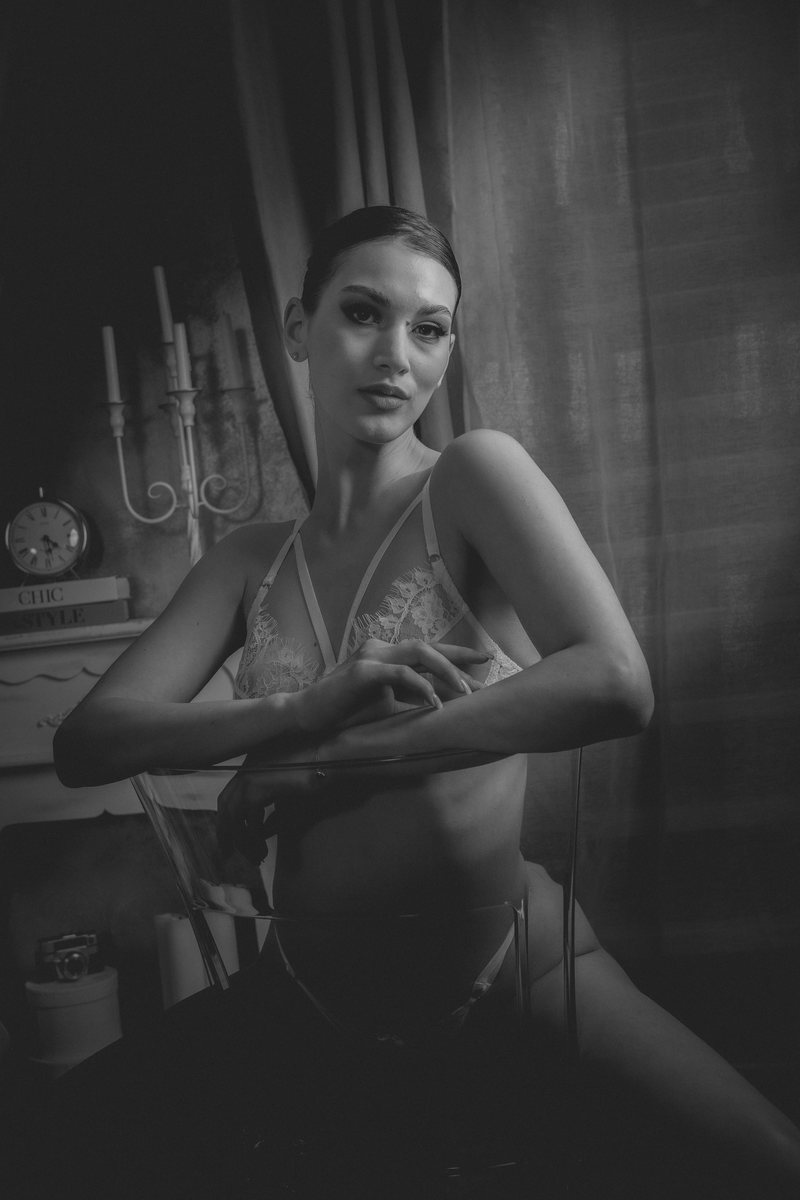 Cadru boudoir elegant alb-negru, idee de cadou — Demeter Studios