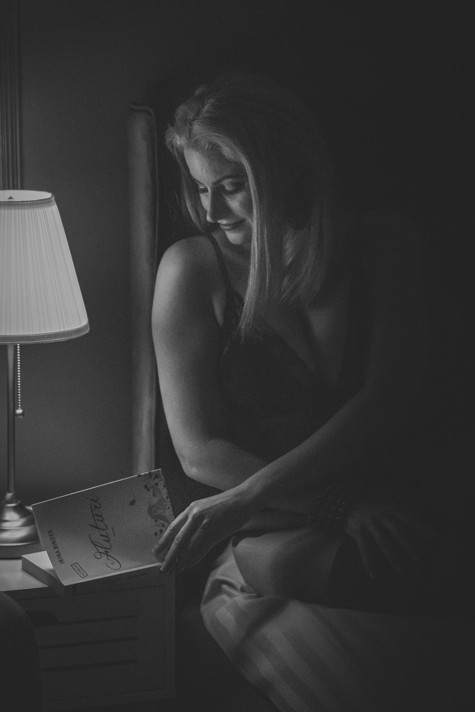Portret boudoir feminin, privire sigură, alb-negru — Demeter Studios