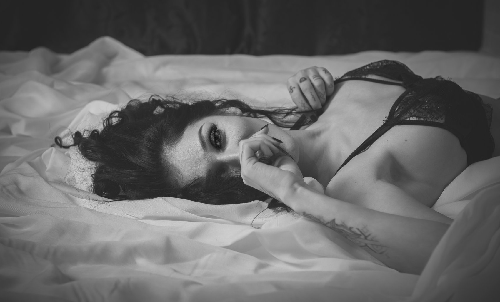 Cadru boudoir intim pe pat, alb-negru — Demeter Studios