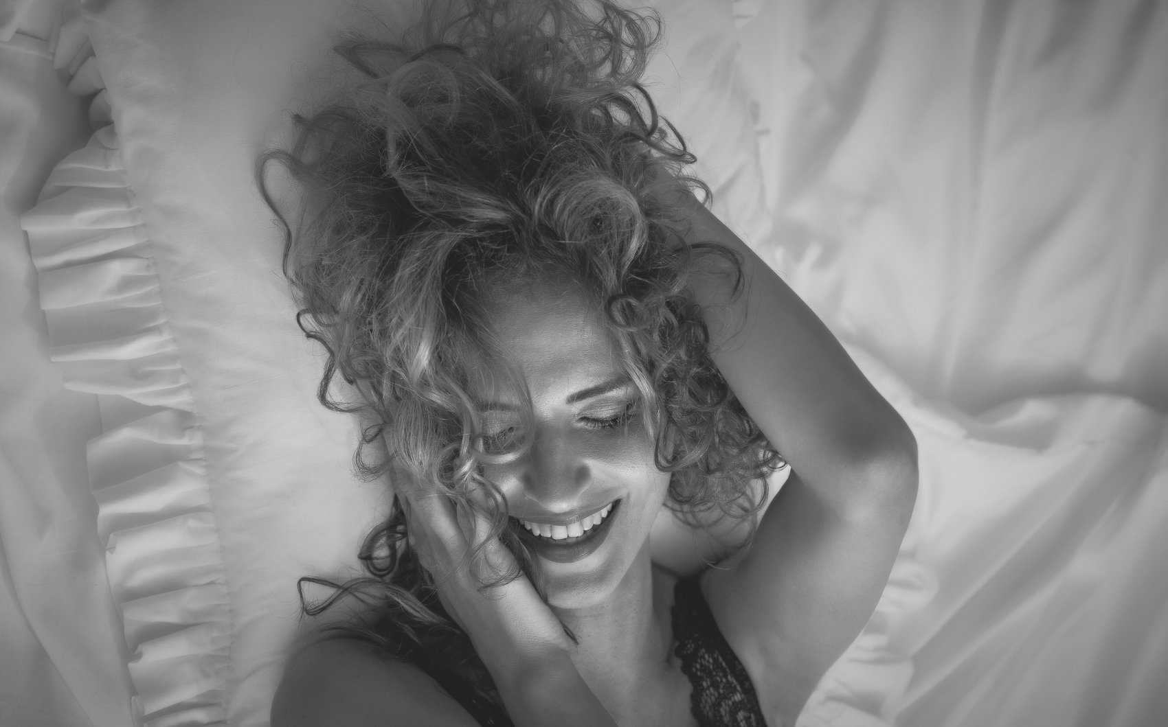 Râs sincer, boudoir alb-negru — Demeter Studios