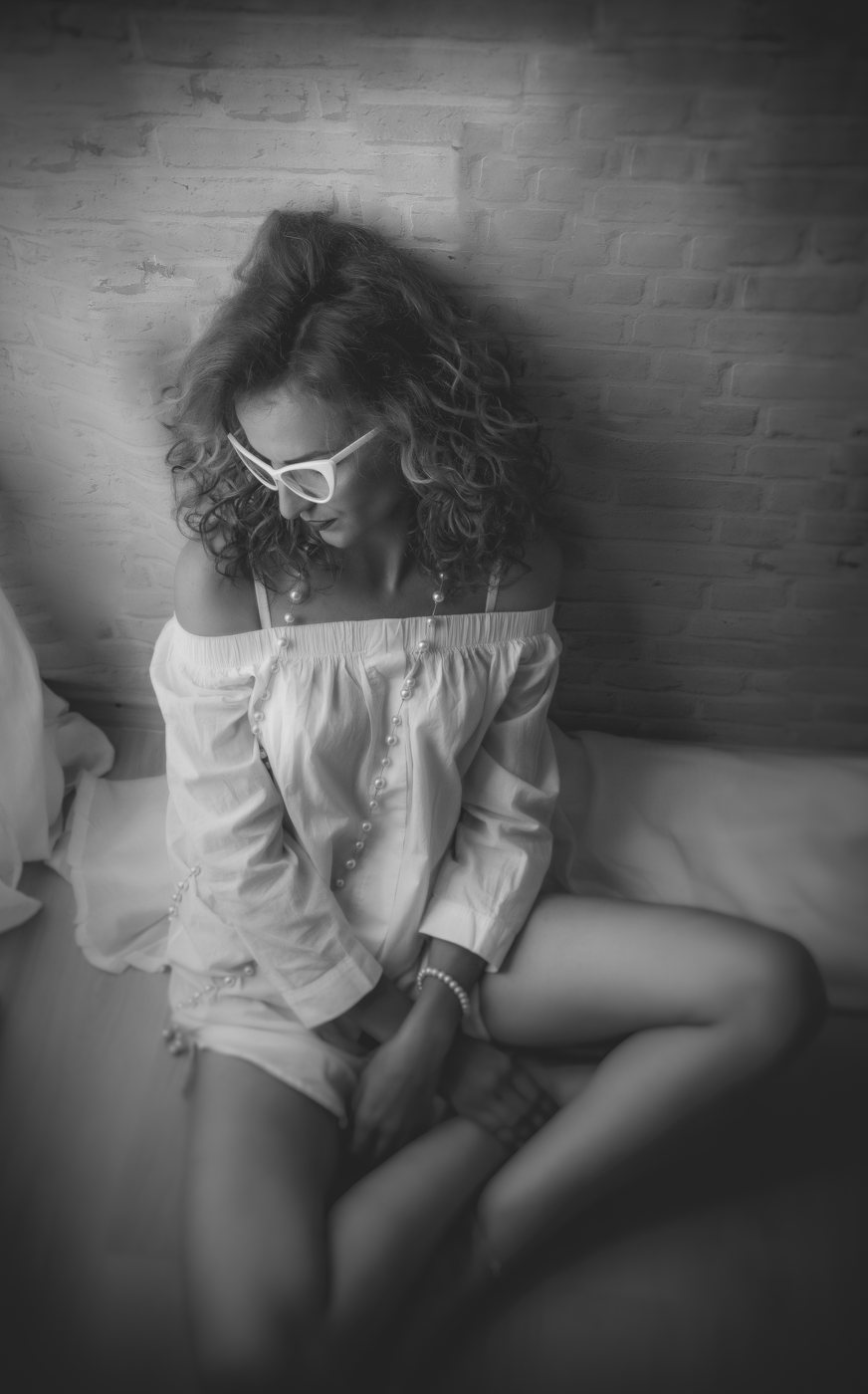 Portret boudoir cu personalitate, alb-negru — Demeter Studios