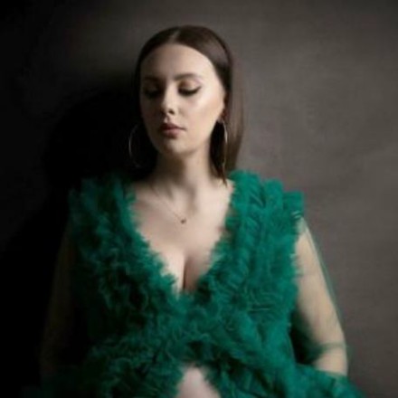 Ședință de maternitate, rochie verde din tul — Demeter Studios