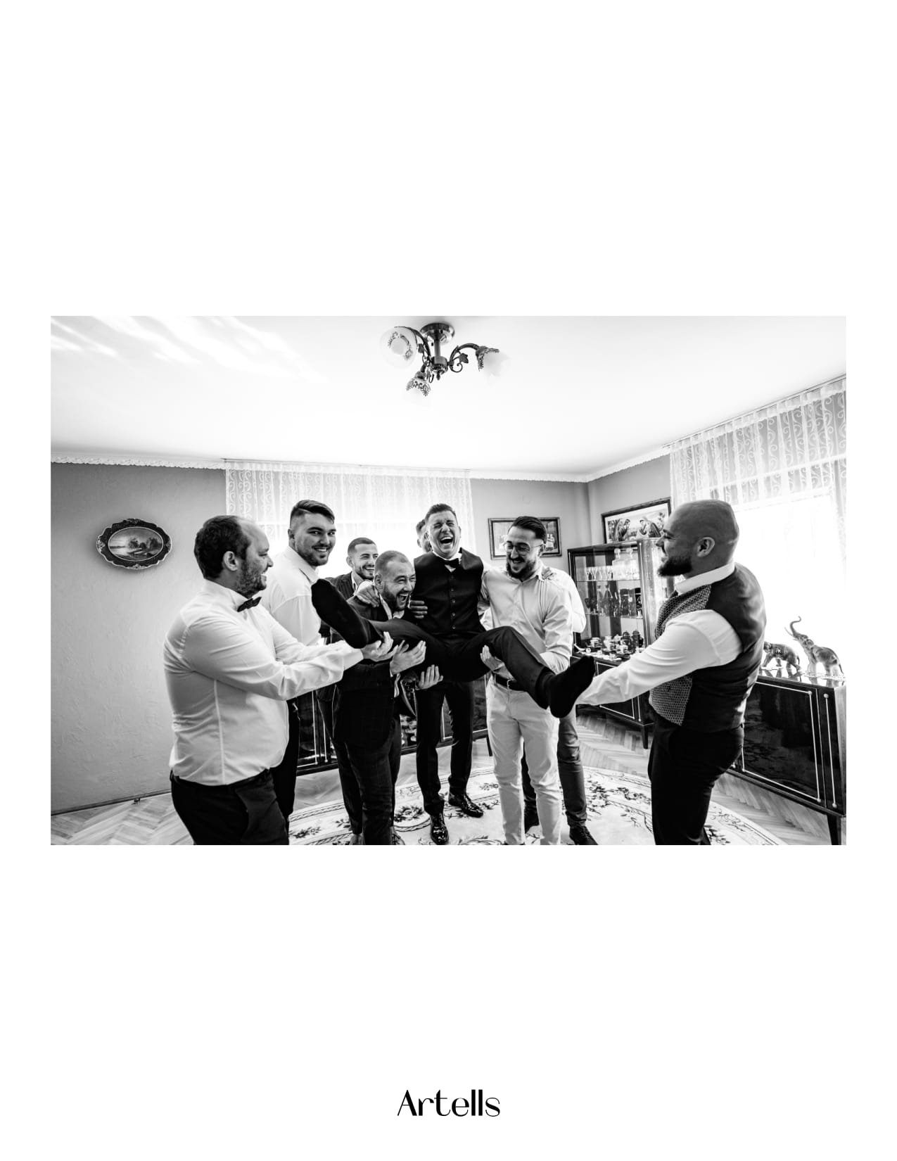 Pagină Artells Magazine — mirele ridicat de prieteni, fotografie Demeter Studios