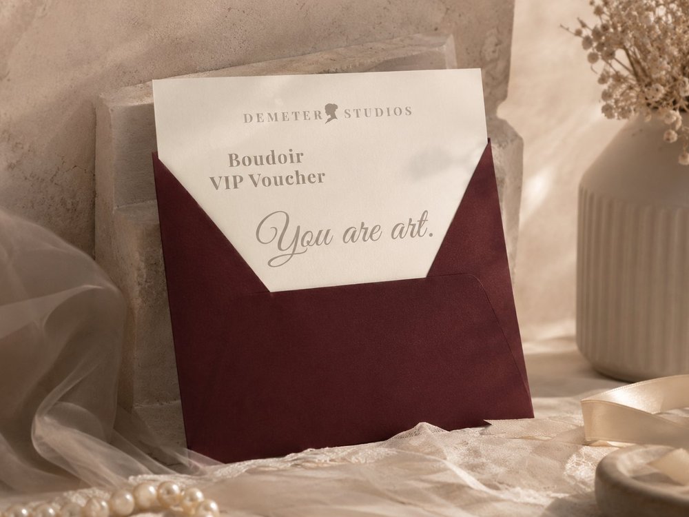 Voucher Boudoir VIP — plic bordo cu cartonaș Demeter Studios